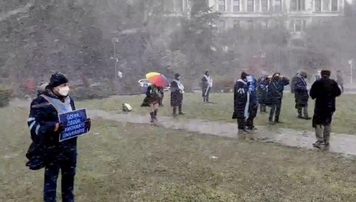 Boğaziçi'ndeki akademisyenlerin dikilme eylemi devam ediyor