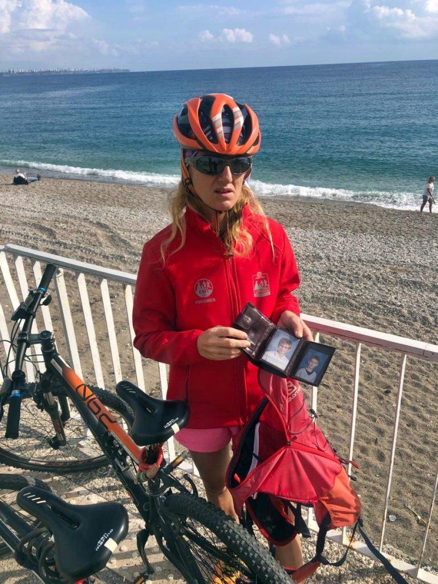 Antalya'da içinde döviz bulunan cüzdanı, turiste teslim ettiler