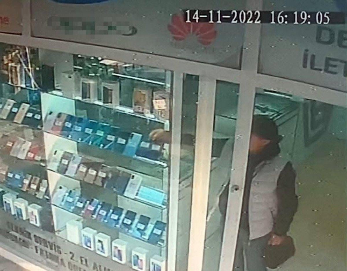 Manisa'da telefon hırsızı kamerada 
