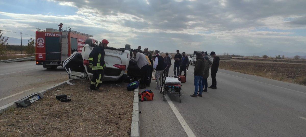 Denizli'de ani manevra yapan araç ters döndü