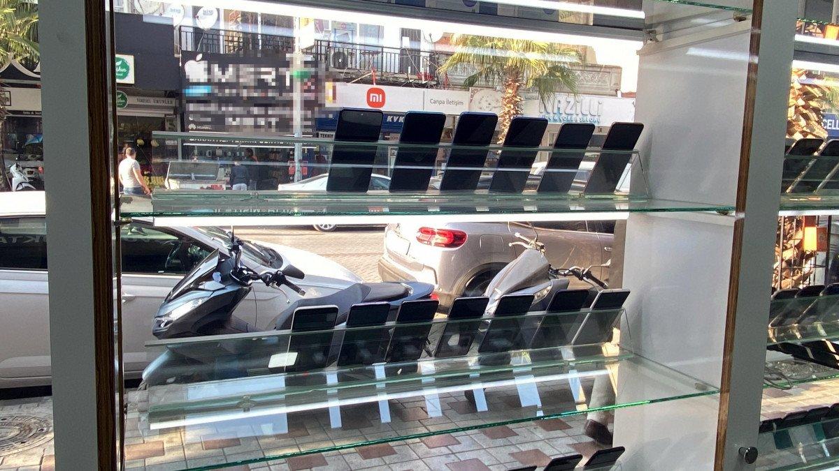 Manisa'da telefon hırsızı kamerada 