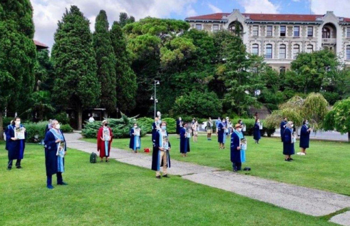 Boğaziçi'ndeki akademisyenlerin dikilme eylemi devam ediyor