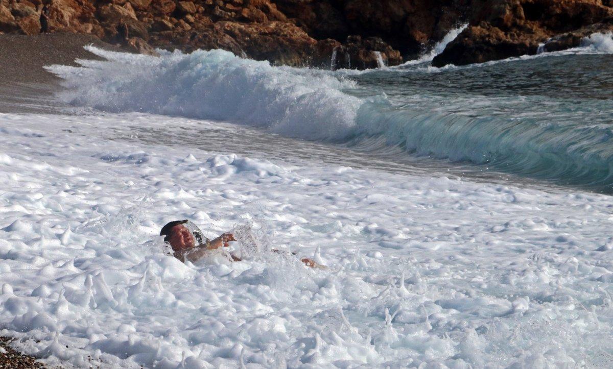 Antalya’da dev dalgalara kafa tutan turistler 