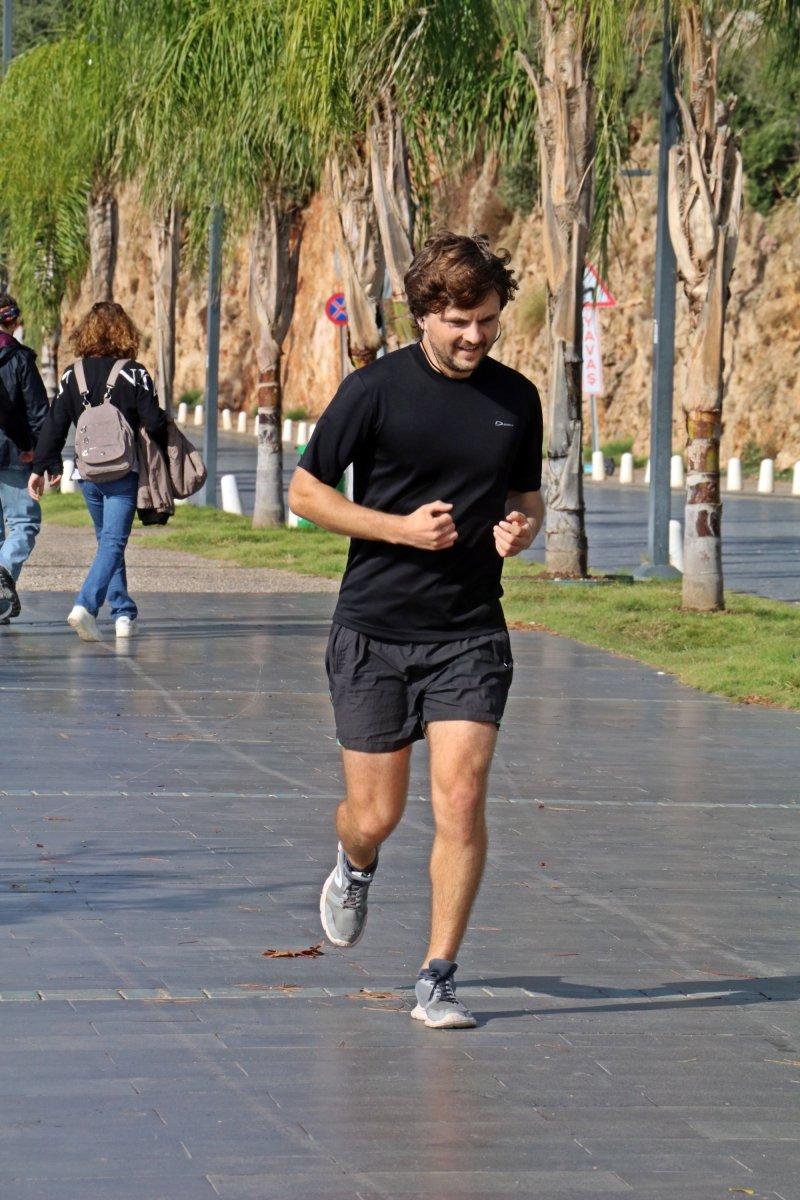 Antalya’da dev dalgalara kafa tutan turistler 