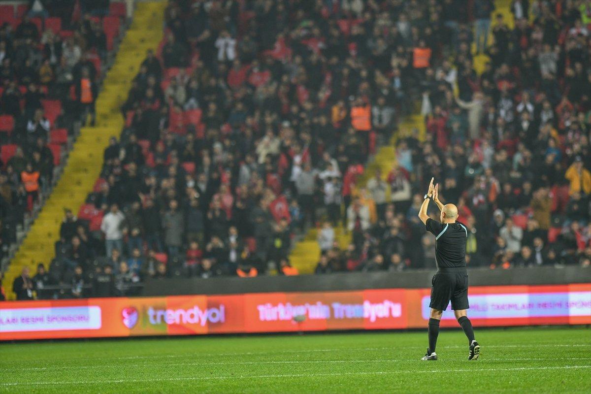 Cüneyt Çakır, hakemlik kariyerini sonlandırdı