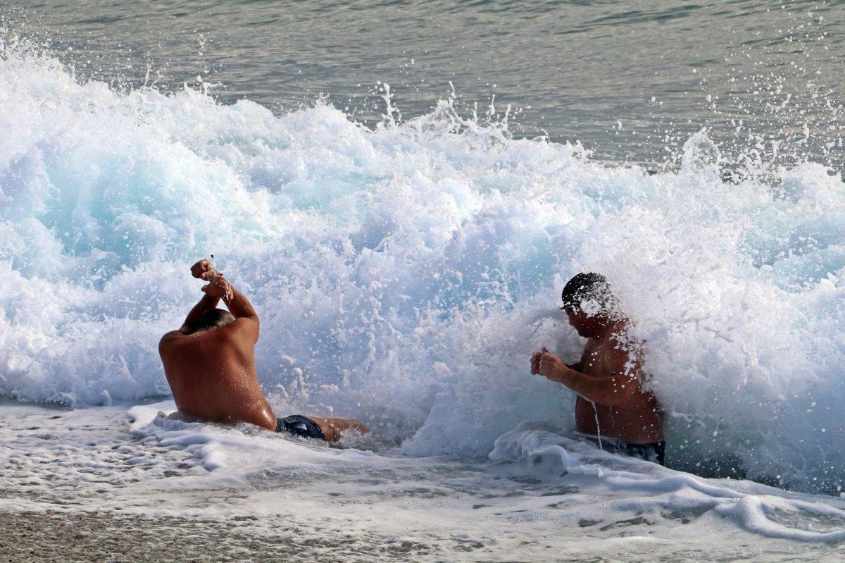Antalya’da dev dalgalara kafa tutan turistler 