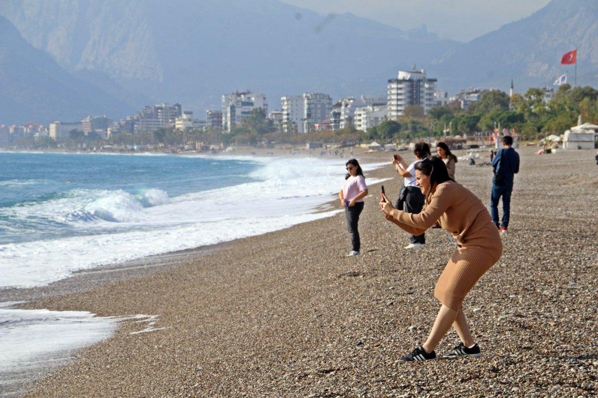 Antalya’da dev dalgalara kafa tutan turistler 