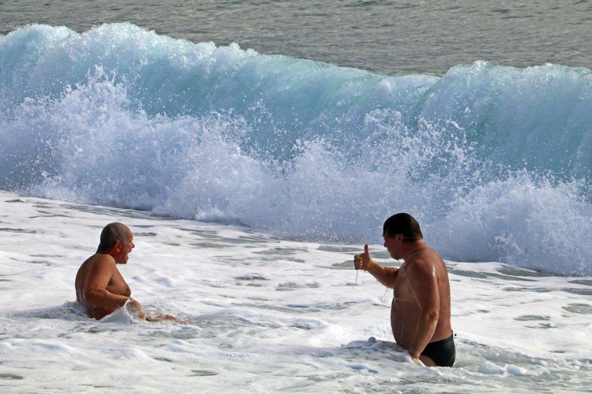 Antalya’da dev dalgalara kafa tutan turistler 