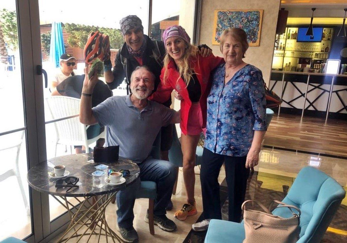 Antalya'da içinde döviz bulunan cüzdanı, turiste teslim ettiler