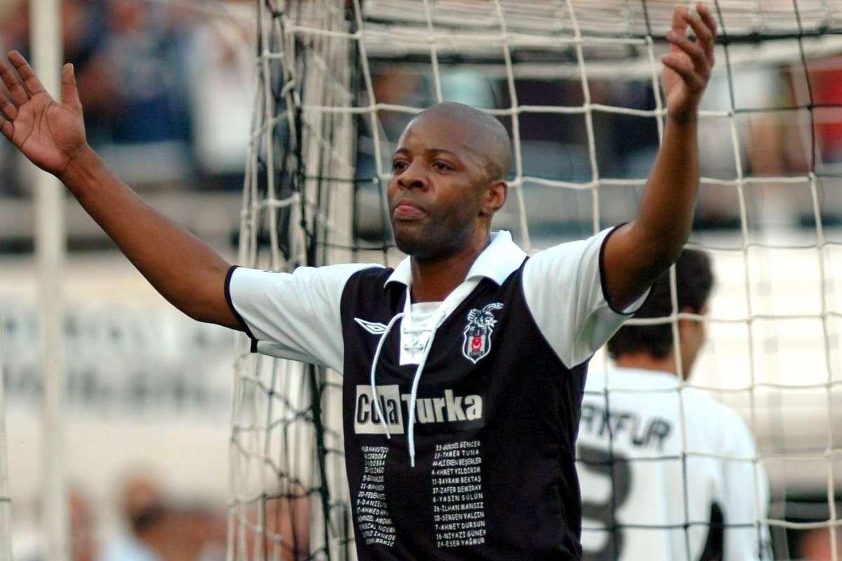 Pascal Nouma, yumrukladığı hayranının parmağını kırdı