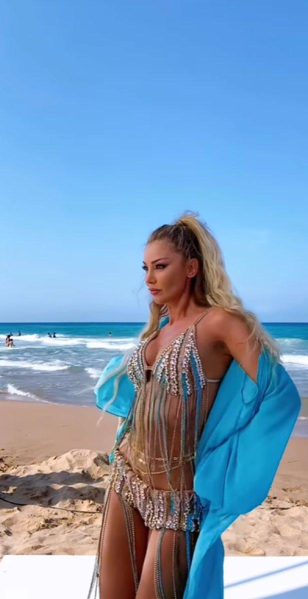 Petek Dinçöz kumsalda dans ettiği anları paylaştı