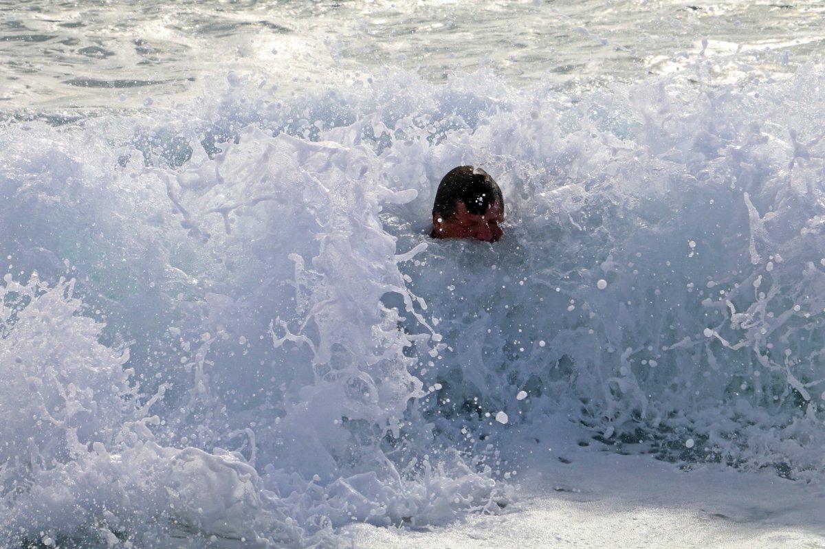 Antalya’da dev dalgalara kafa tutan turistler 