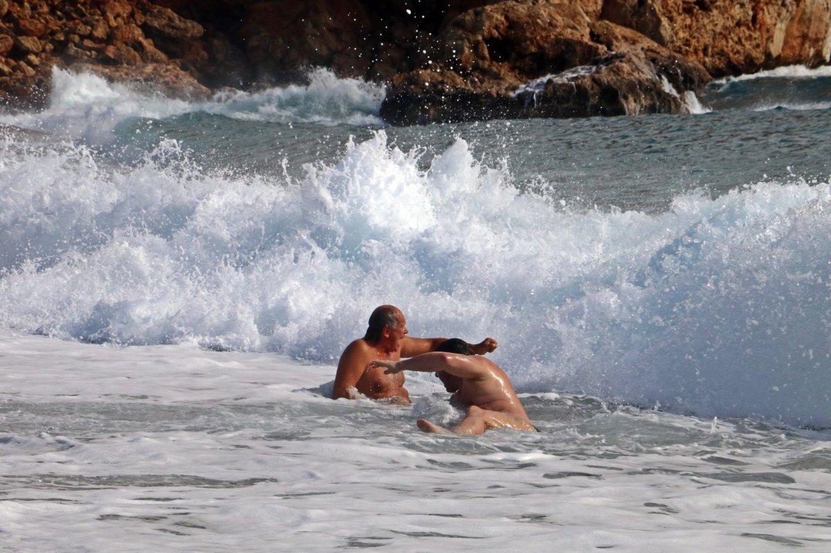 Antalya’da dev dalgalara kafa tutan turistler 