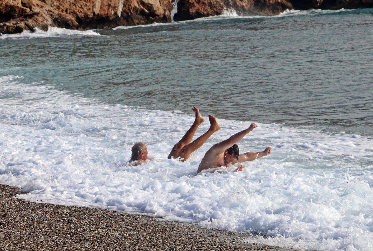 Antalya’da dev dalgalara kafa tutan turistler 