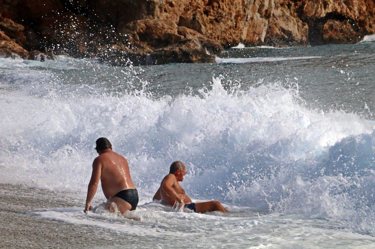 Antalya’da dev dalgalara kafa tutan turistler 