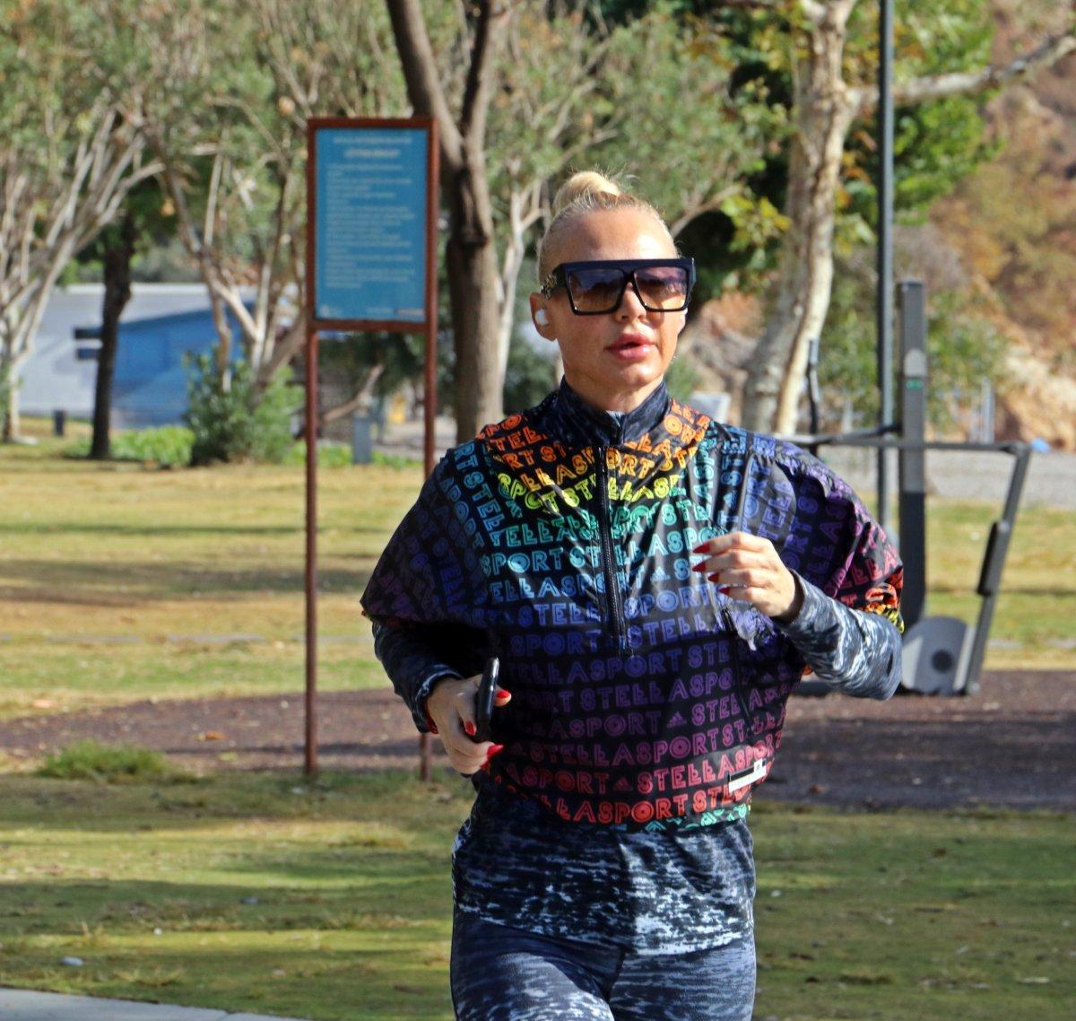 Antalya’da dev dalgalara kafa tutan turistler 