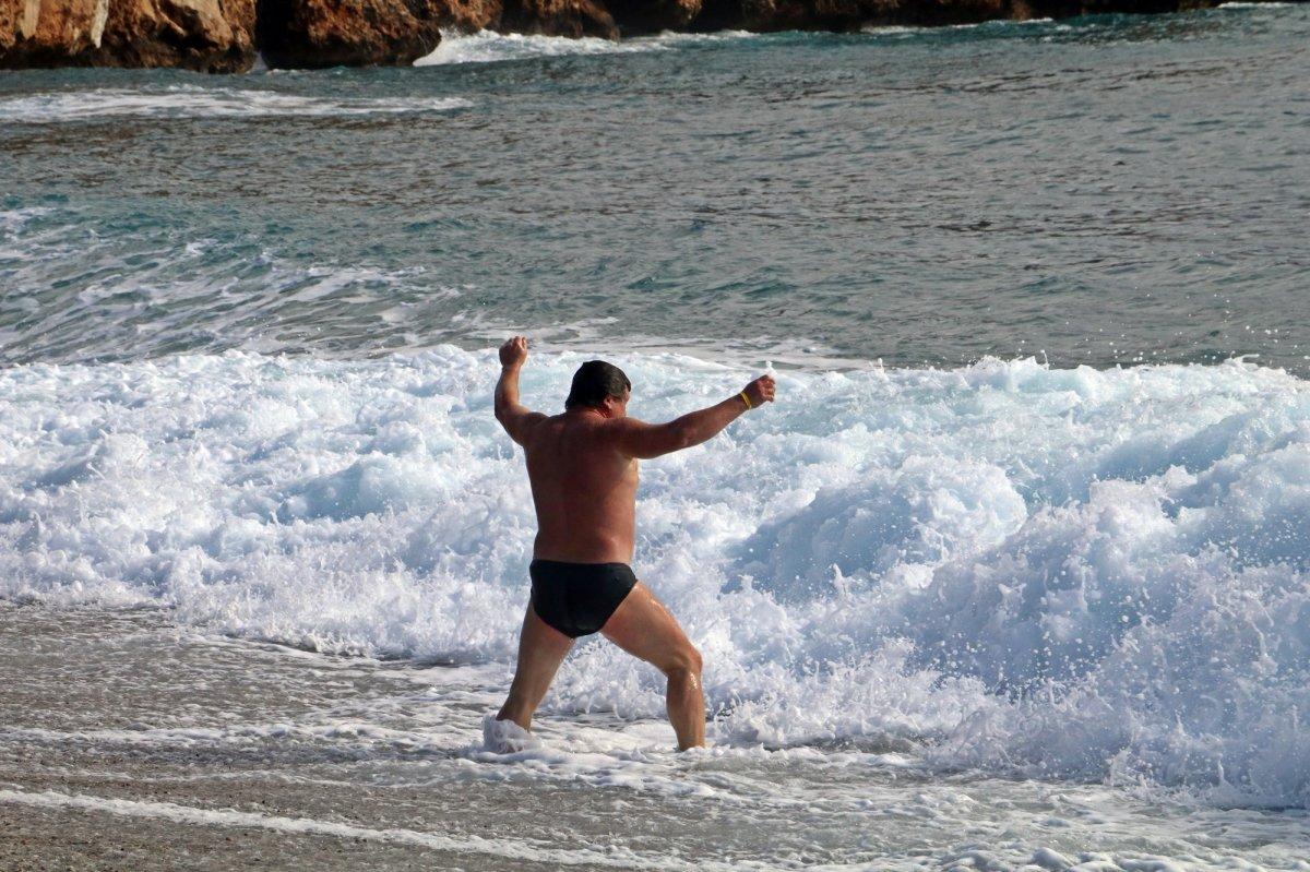 Antalya’da dev dalgalara kafa tutan turistler 