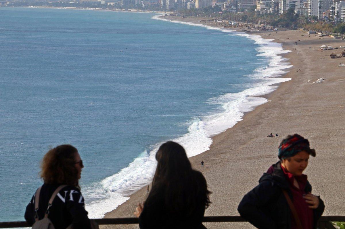 Antalya’da dev dalgalara kafa tutan turistler 