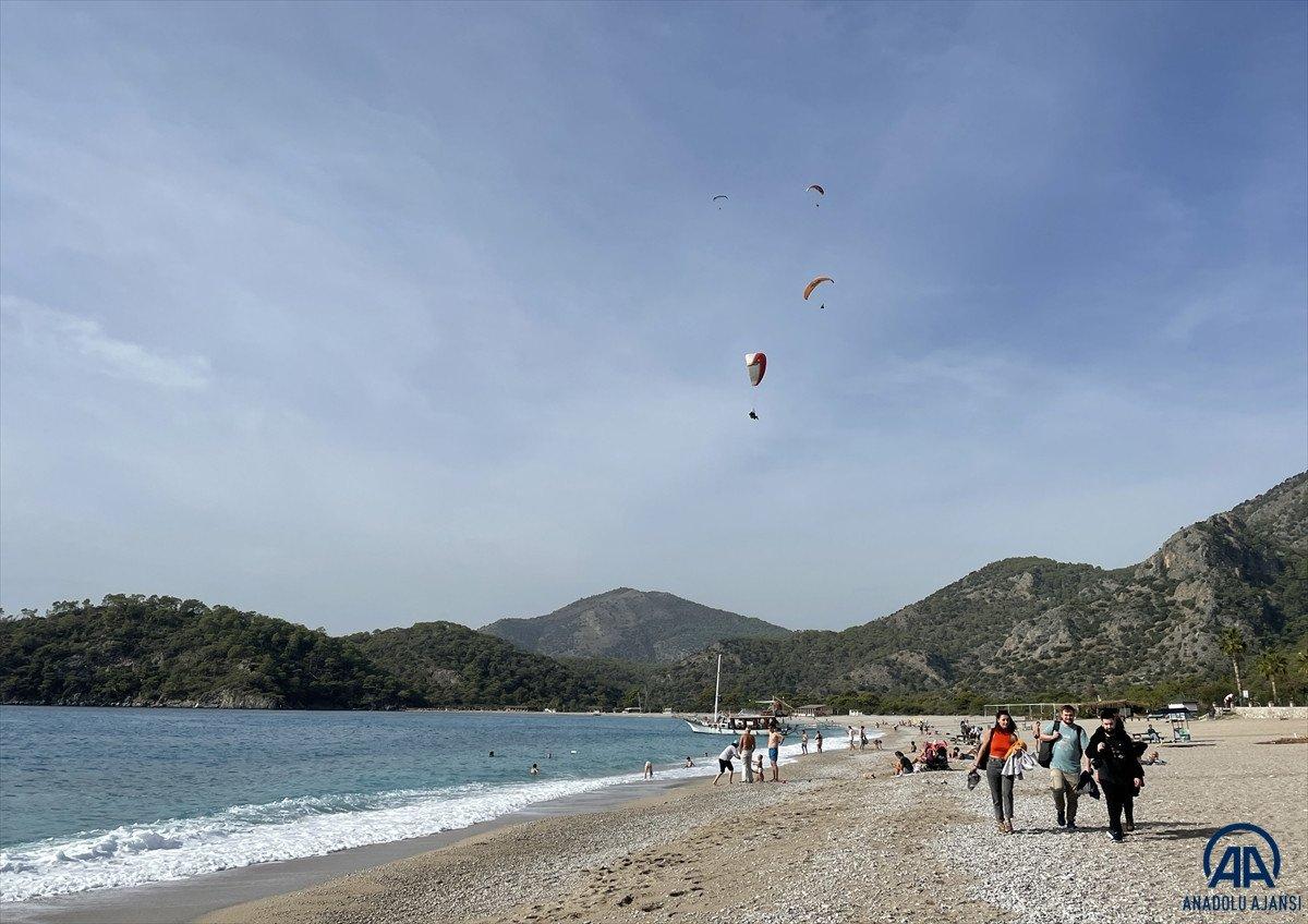 Muğla'da güneşli havayı değerlendiren tatilciler denize girdi