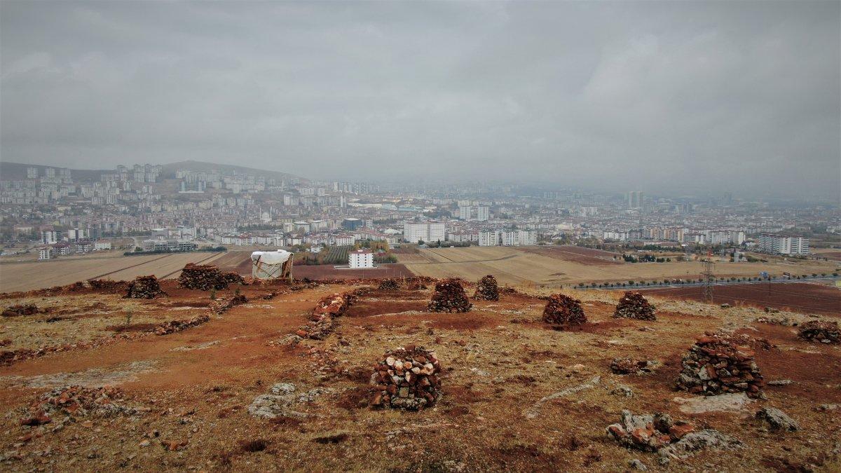 Elazığ'da yaşlı adam köy hayatını şehre taşıdı