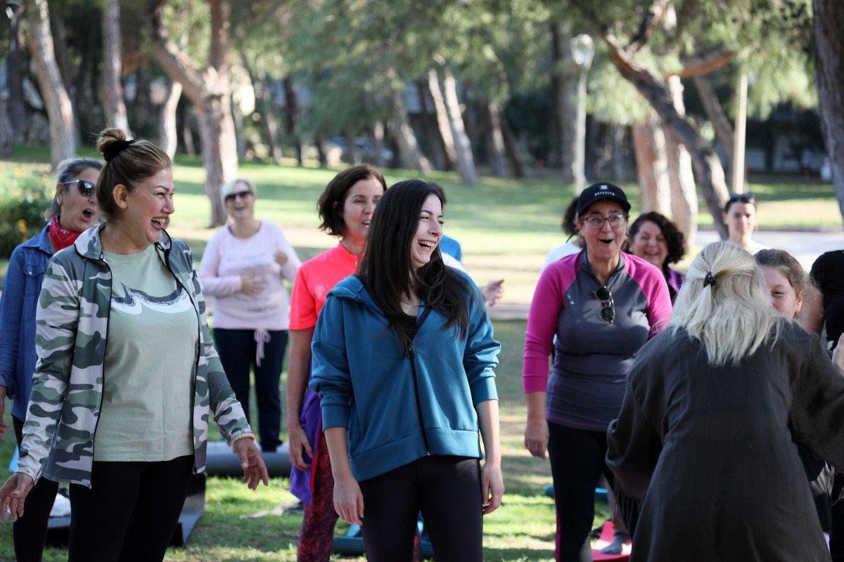 Antalya'da kadınlar, kahkaha yogası etkinliğinde buluştu
