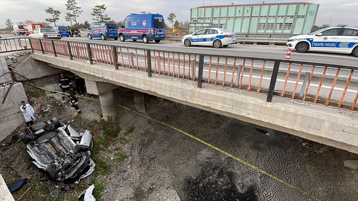 Konya'da otomobil kanala düştü: 3 ölü
