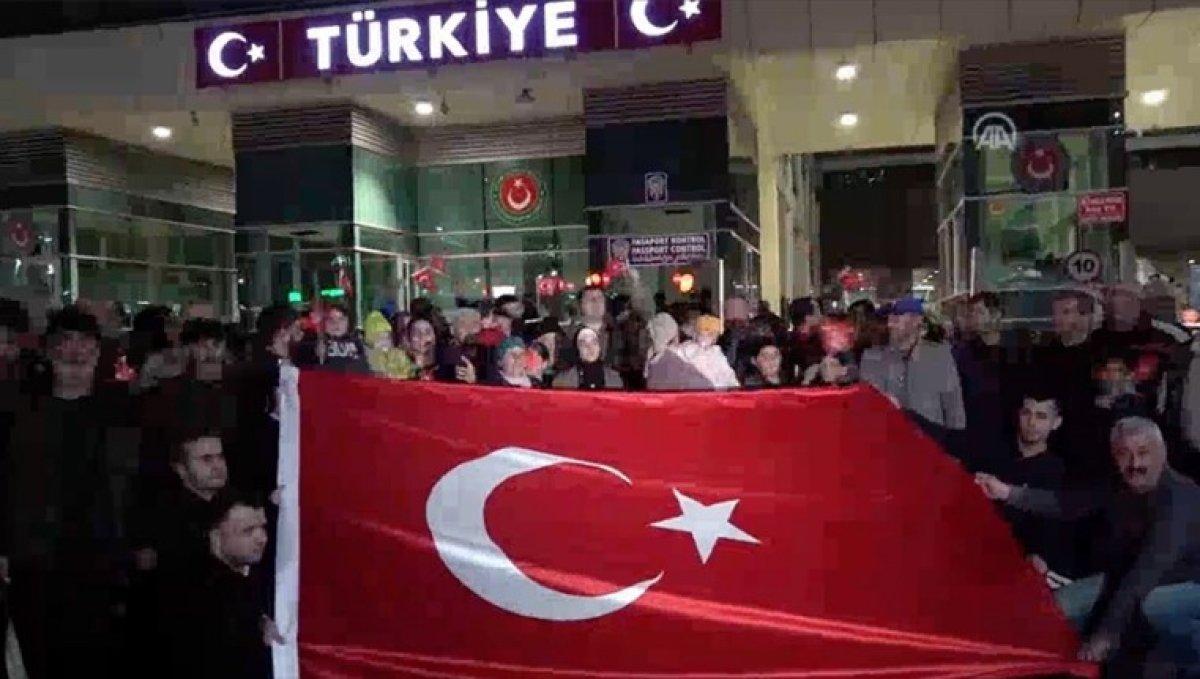 Ukrayna Herson'daki 88 Ahıska Türkü, Türkiye'ye giriş yaptı