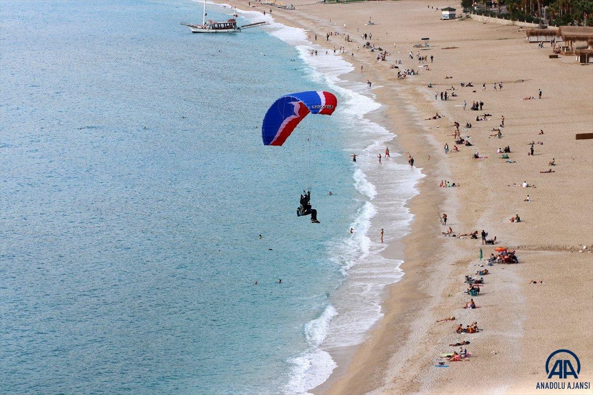 Muğla'da güneşli havayı değerlendiren tatilciler denize girdi