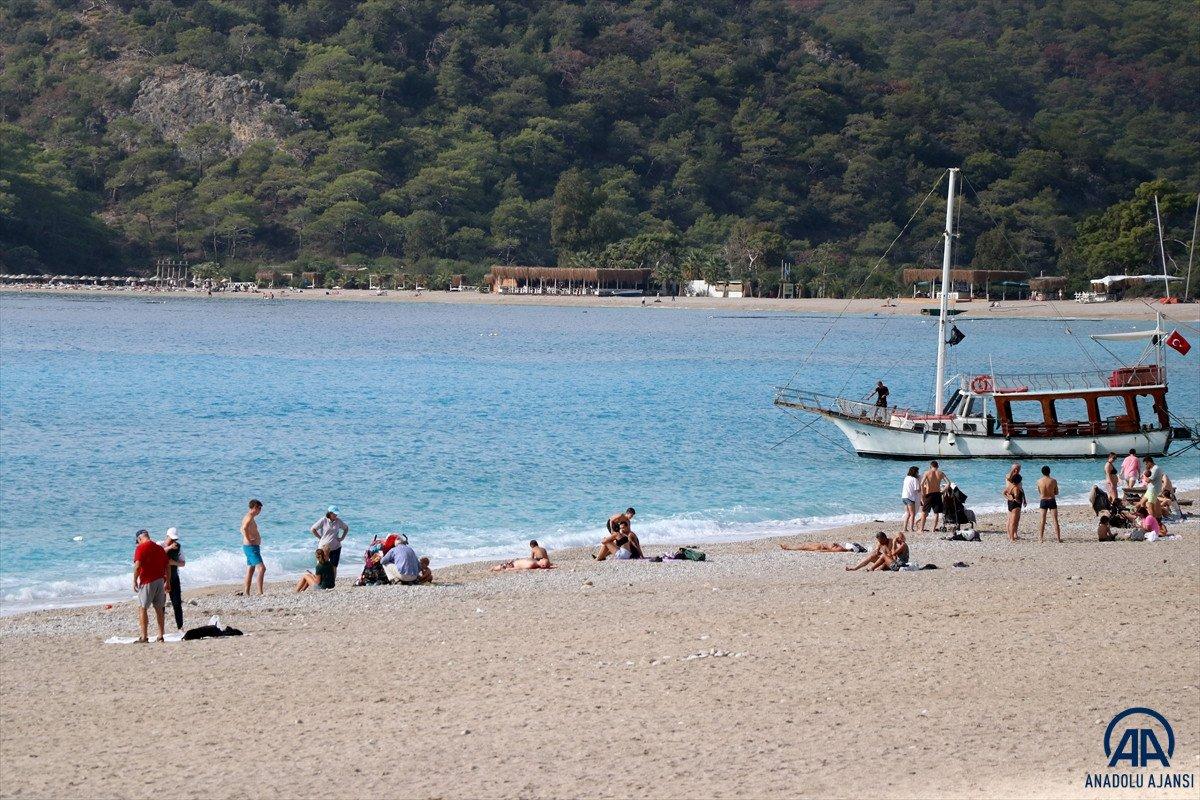 Muğla'da güneşli havayı değerlendiren tatilciler denize girdi