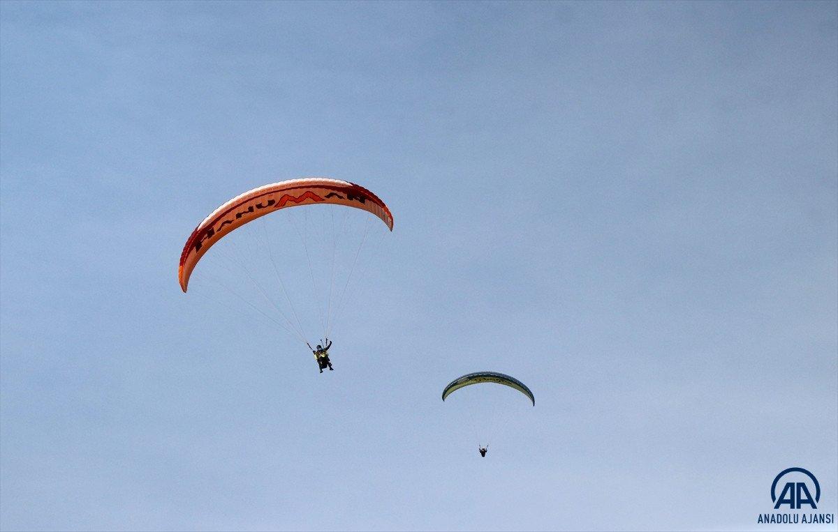 Muğla'da güneşli havayı değerlendiren tatilciler denize girdi