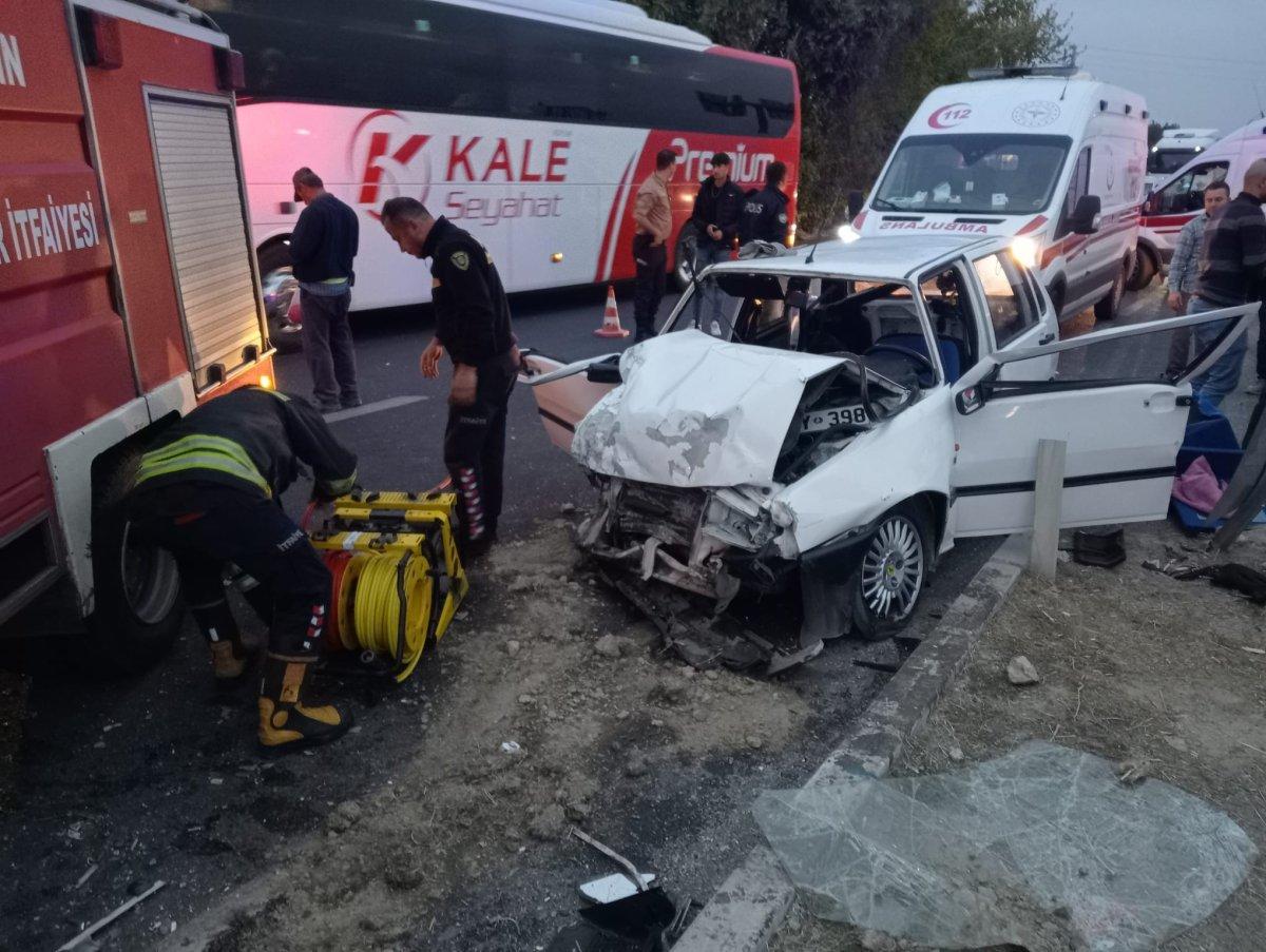 Aydın’da iki otomobil kafa kafaya çarpıştı