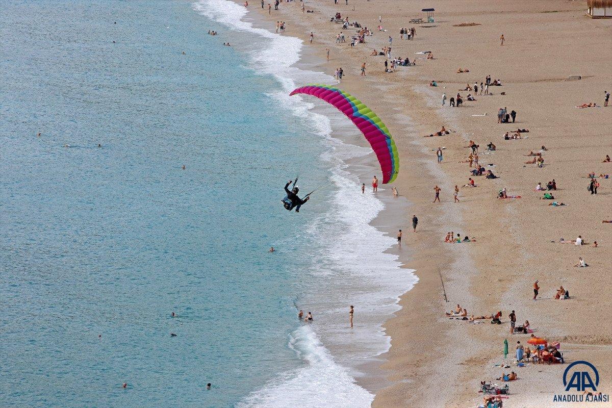 Muğla'da güneşli havayı değerlendiren tatilciler denize girdi