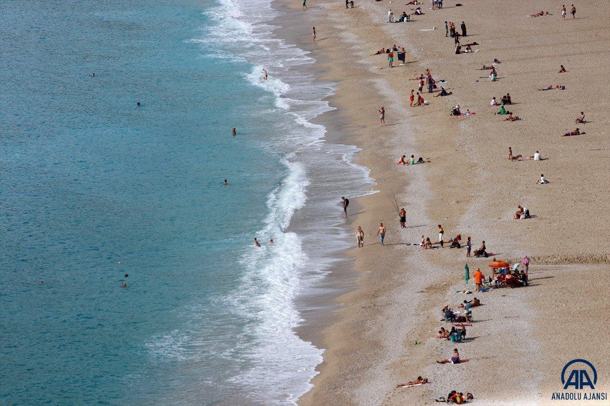 Muğla'da güneşli havayı değerlendiren tatilciler denize girdi