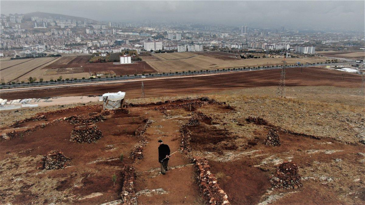 Elazığ'da yaşlı adam köy hayatını şehre taşıdı