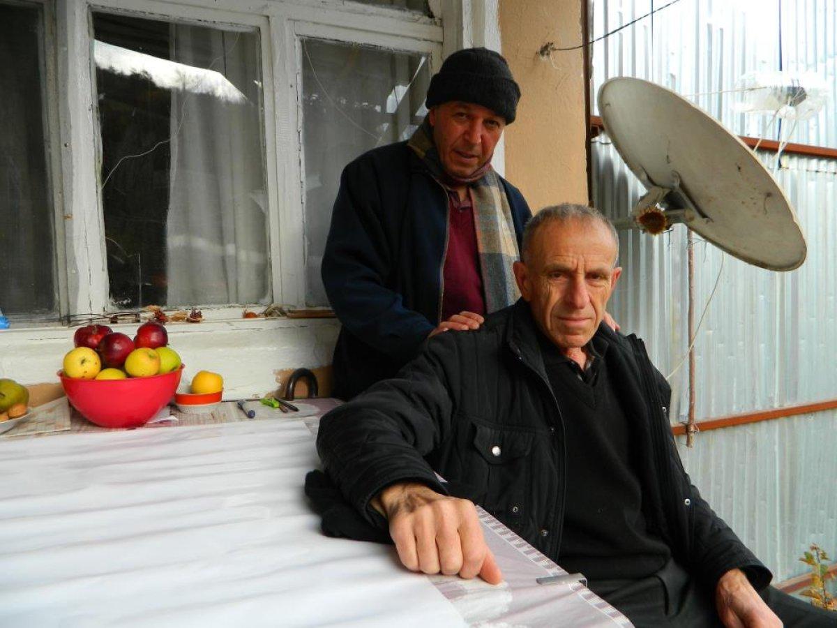 Ardahan'da yeteneğiyle görenleri şaşırtıyor: Kafasına vurulan elmanın rengini biliyor