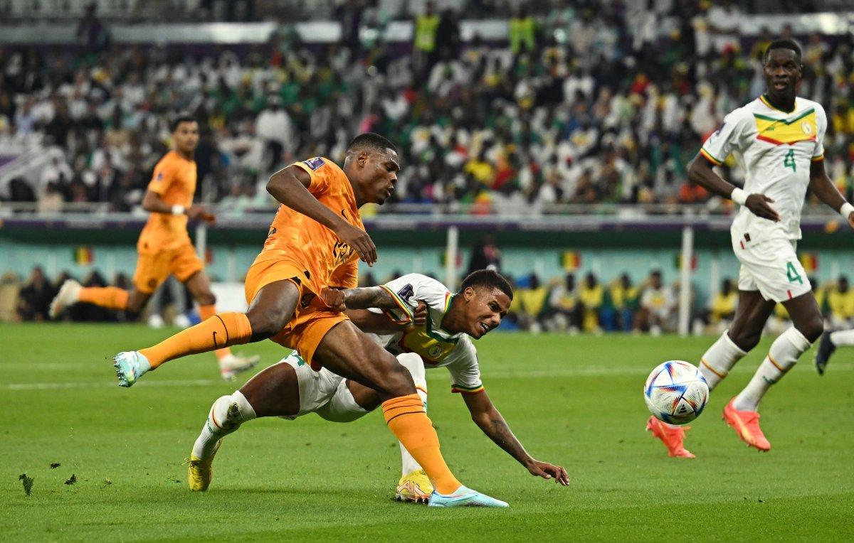 Hollanda, Senegal'i iki golle geçti