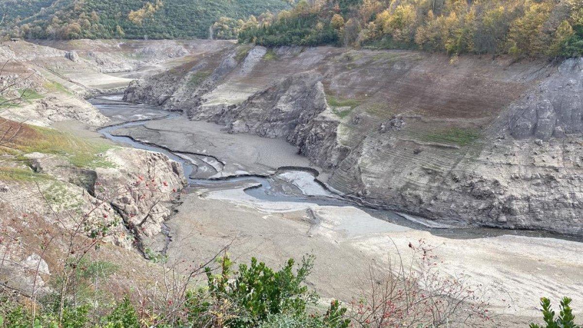 Yuvacık Barajı'nda sular çekildi, köprüler göründü 