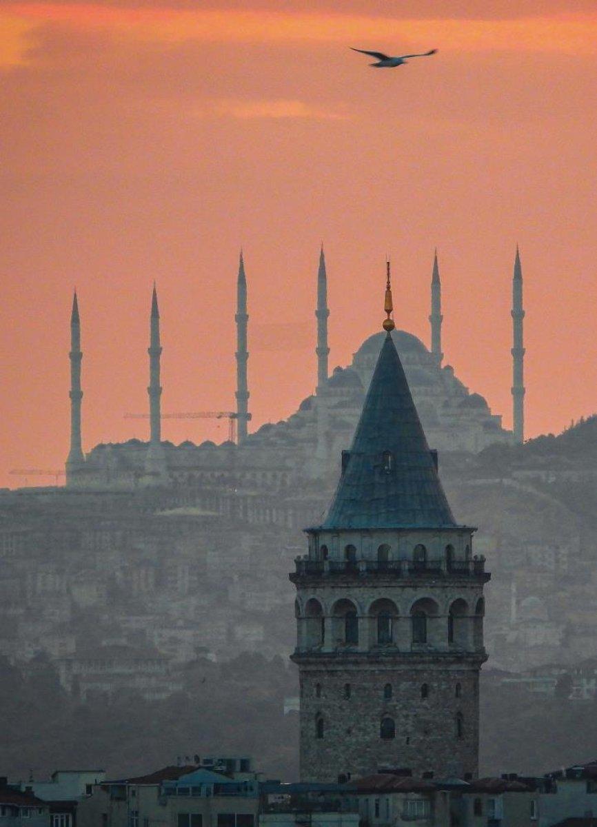 Çamlıca Cami, Galata Kulesi ve hilalin buluşması