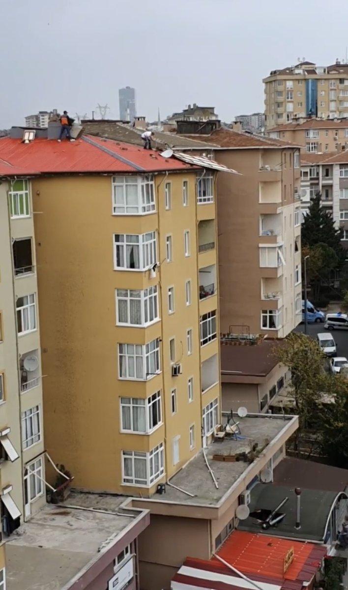 Ümraniye'de rüzgardan uçan çatıyı tutmaya çalıştılar