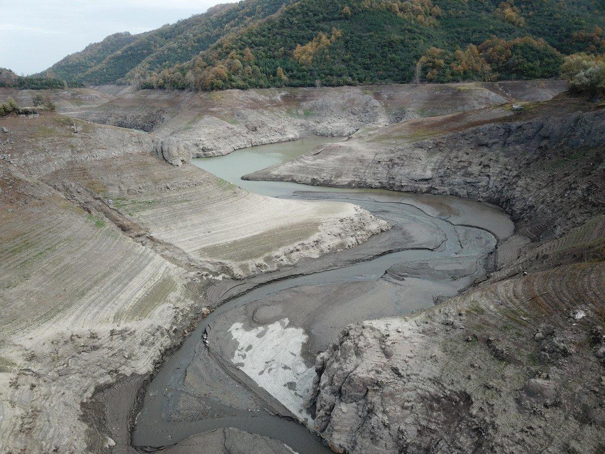 Yuvacık Barajı'nda sular çekildi, köprüler göründü 