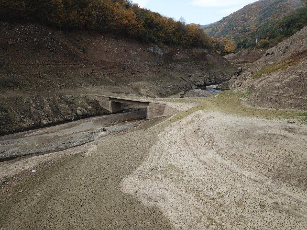 Yuvacık Barajı'nda sular çekildi, köprüler göründü 