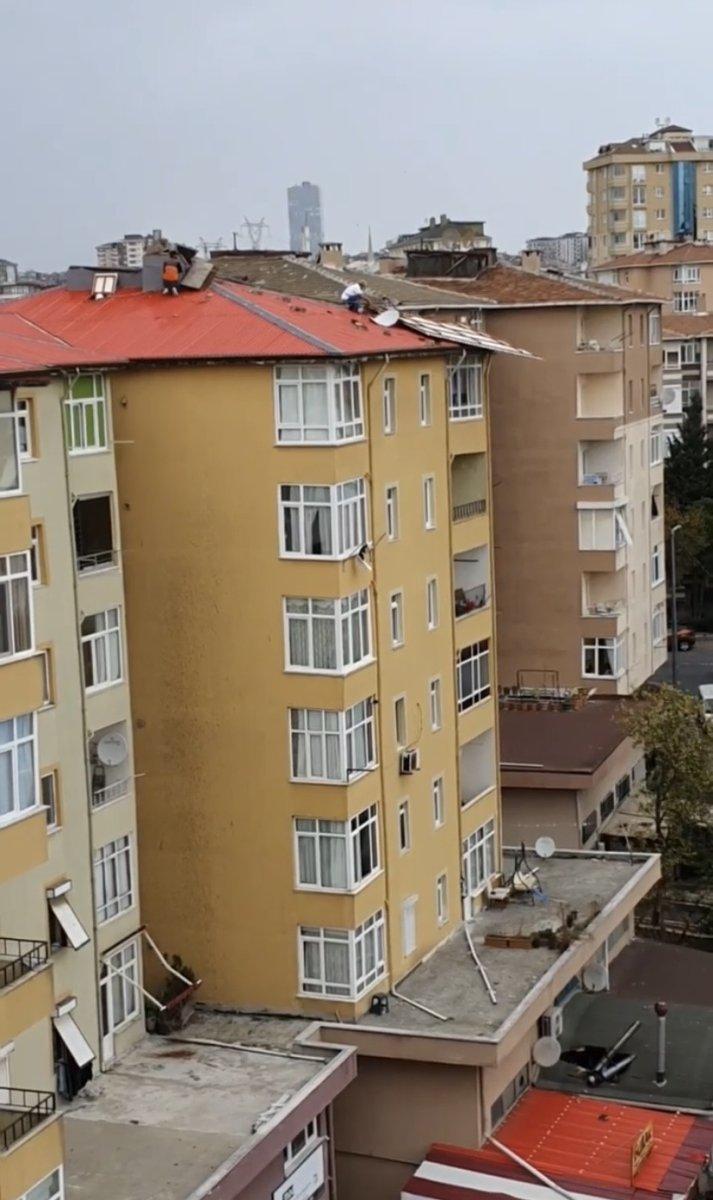 Ümraniye'de rüzgardan uçan çatıyı tutmaya çalıştılar