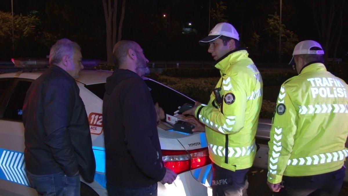 Kadıköy'de alkollü şahıs denetime takılınca gazetecilerin üstüne yürüdü