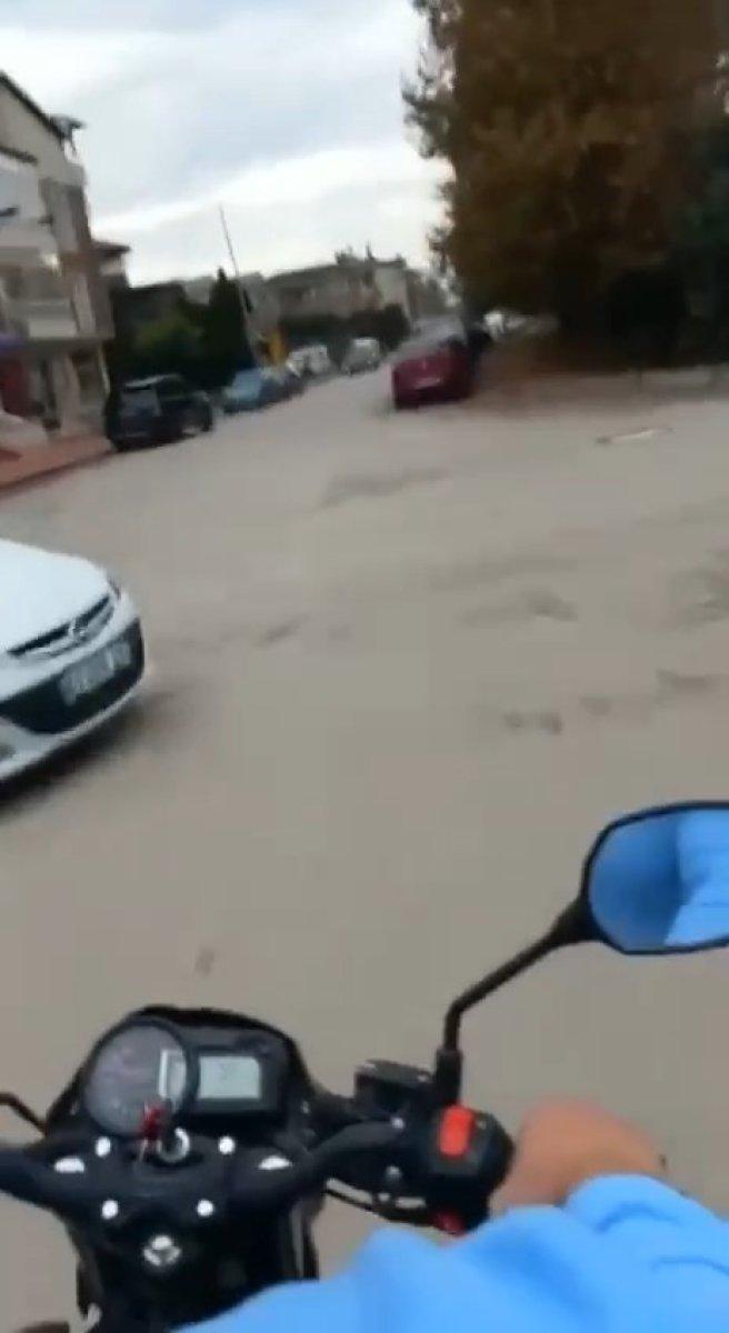 Kocaeli'de kaza geçiren motor sürücüsü olay anını kameraya aldı