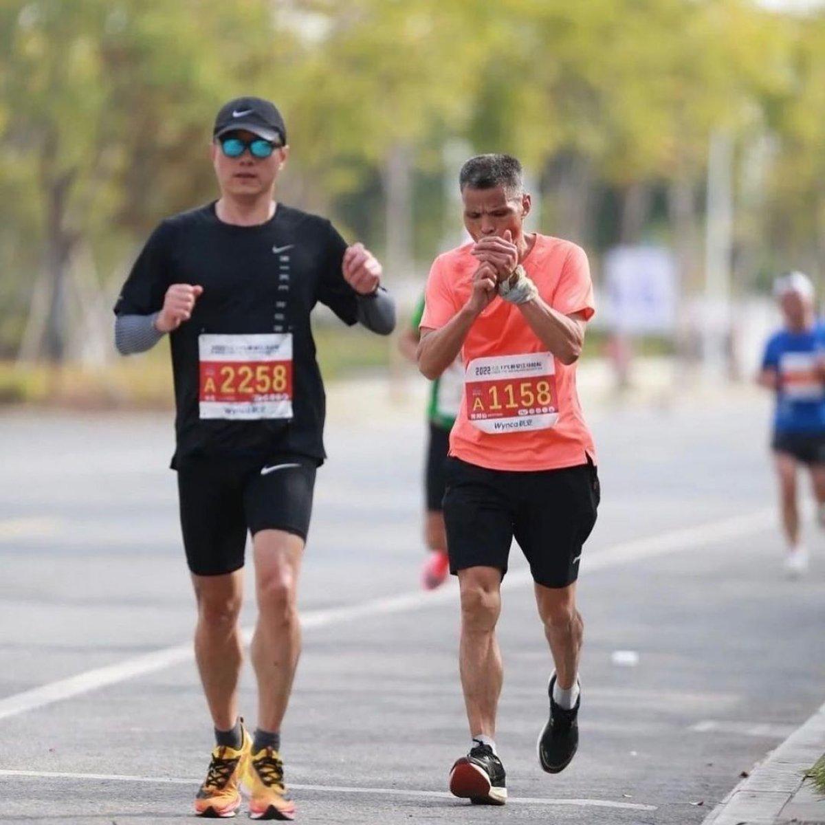 Çinli Chen Amca, maraton koşusunda bir paket sigara bitirdi