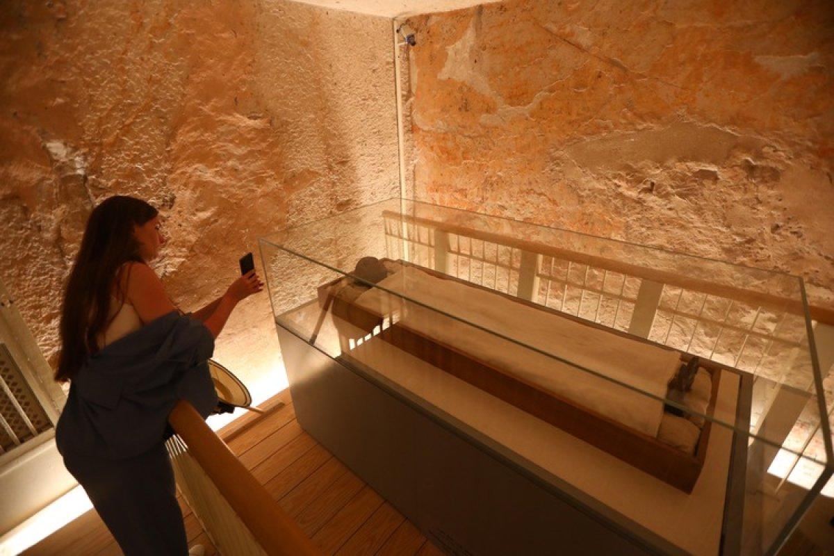 Antik Mısır'ın ünlü firavunu Tutankamon'un keşfedilen mezarında ortaya çıkan hazineler sergilenecek