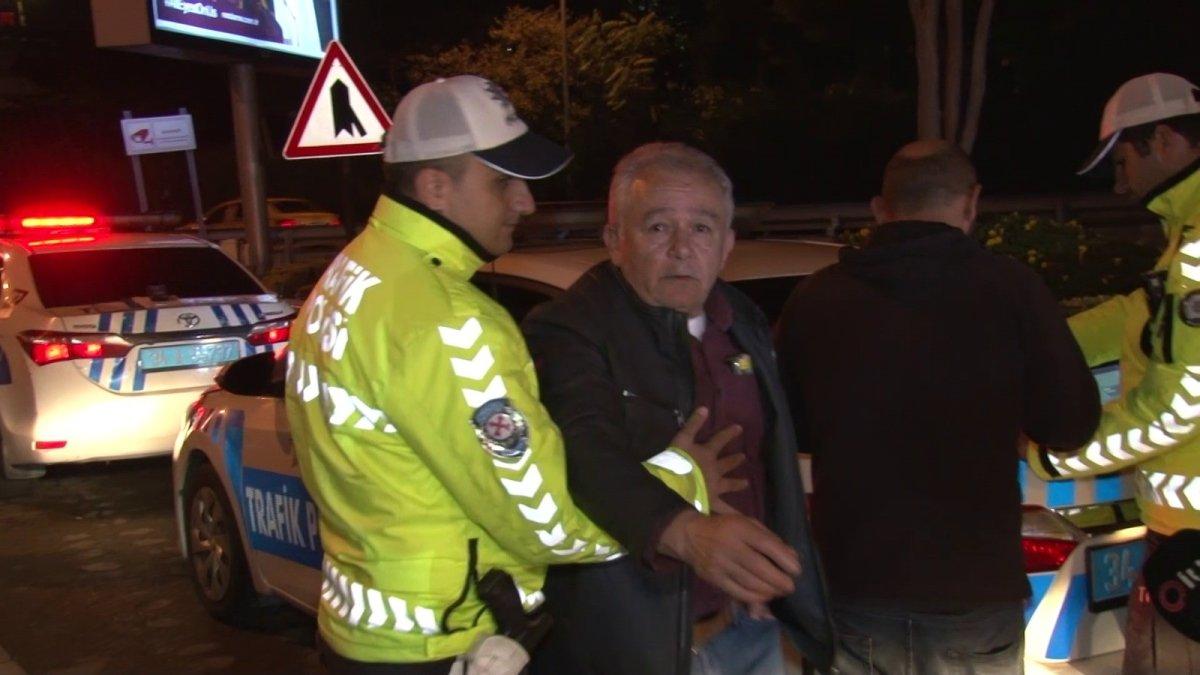 Kadıköy'de alkollü şahıs denetime takılınca gazetecilerin üstüne yürüdü