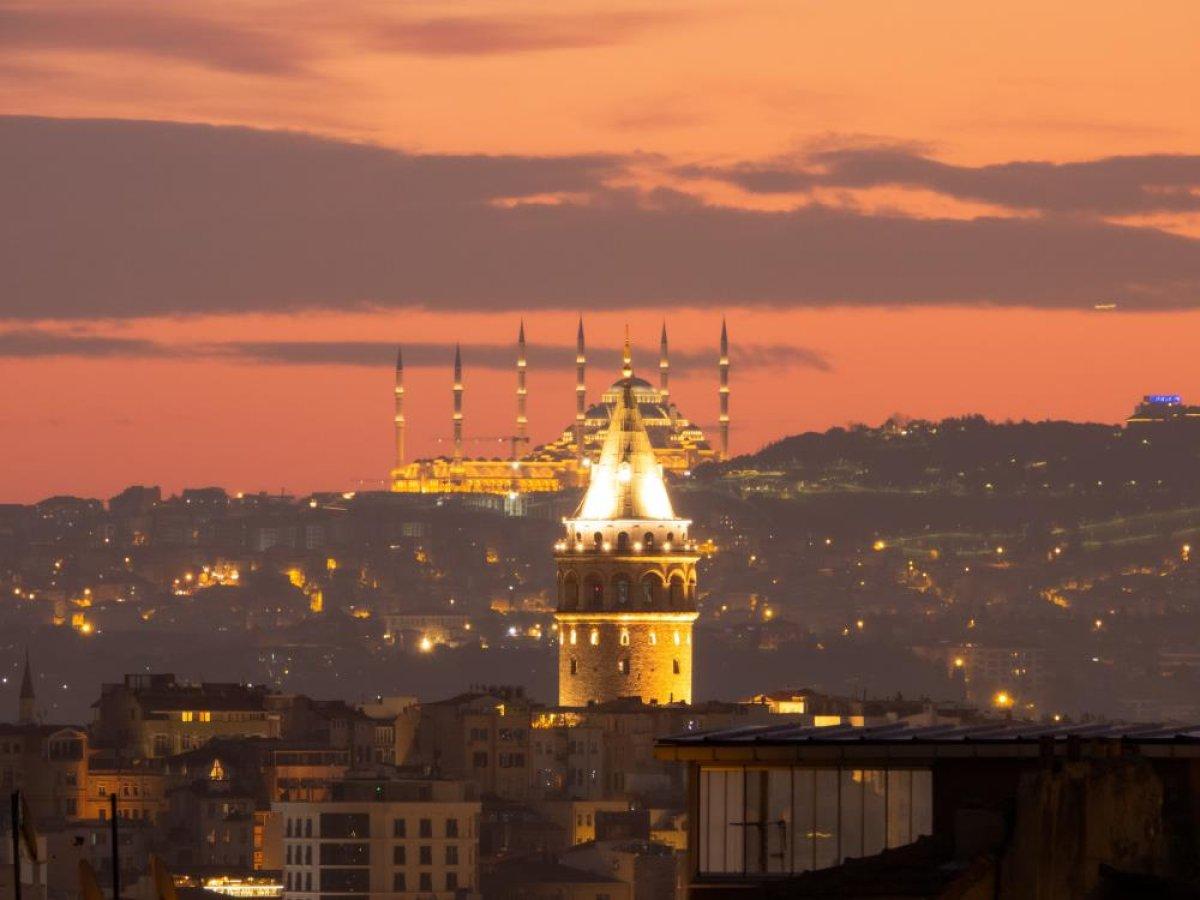Çamlıca Cami, Galata Kulesi ve hilalin buluşması