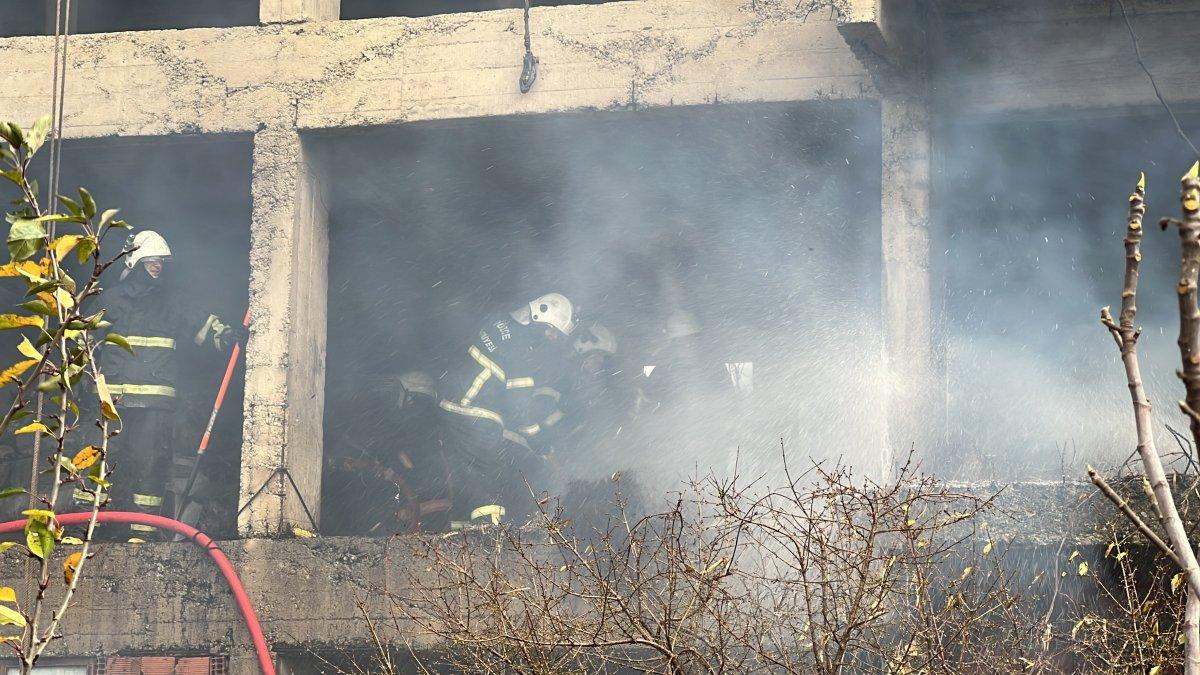 Düzce'de samanlıkta çıkan yangın lodosun etkisiyle arttı