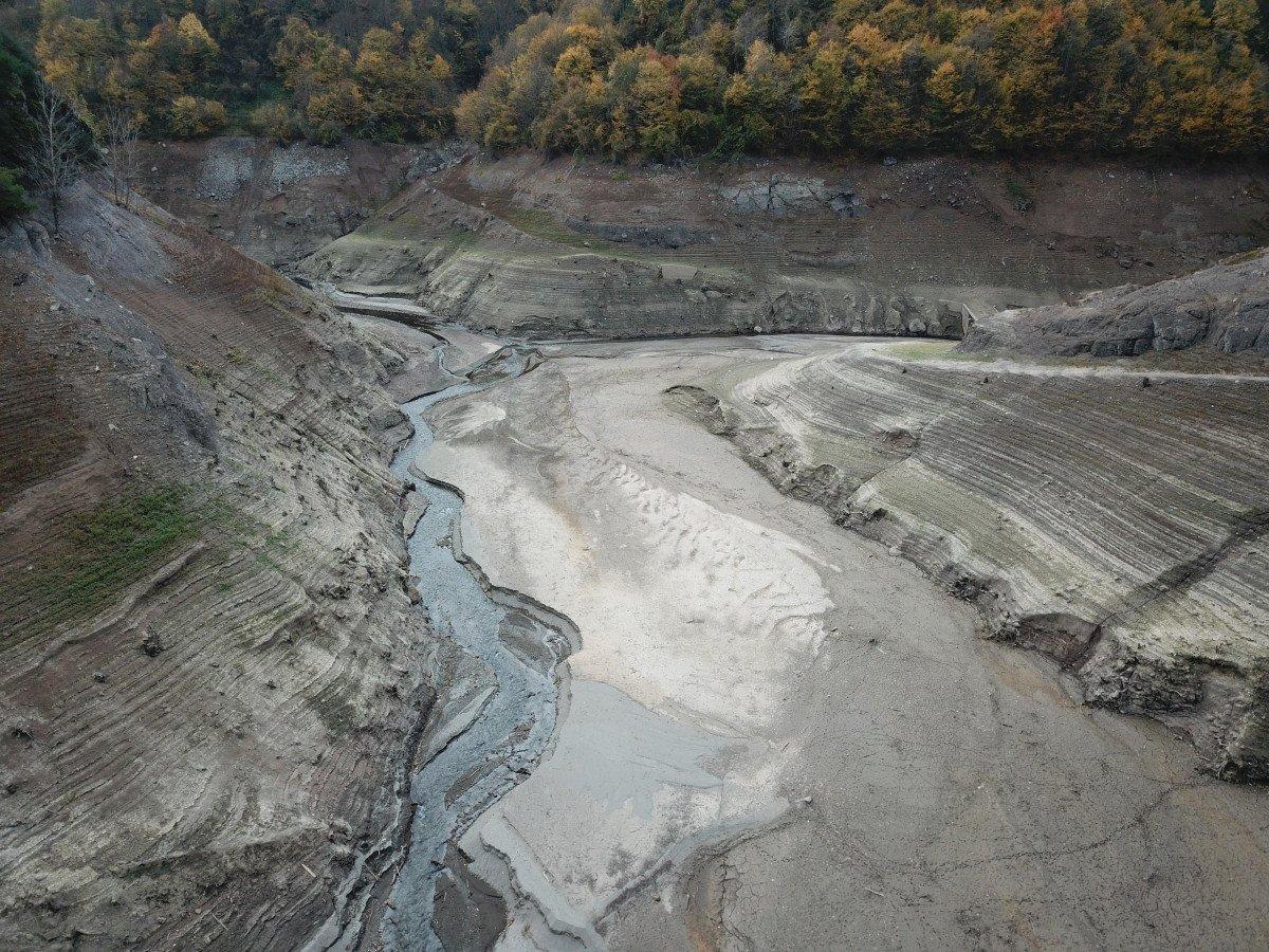 Yuvacık Barajı'nda sular çekildi, köprüler göründü 